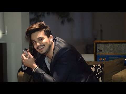 Luan Santana liga para as rádios e pede sua música "Tanto faz"