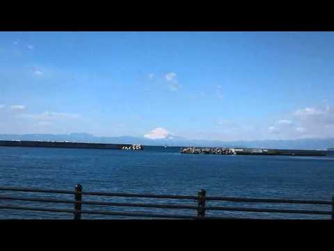 芦名海岸の南端から富士山を見る