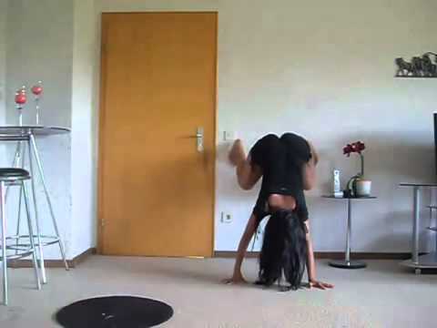 Larissa gostosa fazendo a dança do macaco; Puta que pariu(Kuarto de empregada).wmv