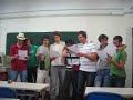 Les garçons chantent pour les filles le dernier jour