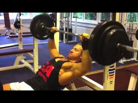 Bankdrücken Tipps - Handgelenke schützen mit Bandagen