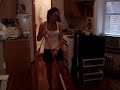 fatima fazendo sua faxina.