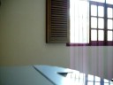 por debajo de la mesa