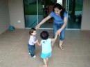 fernandinha, regininha e tia cleide brincando de roda. roda cutia, ...