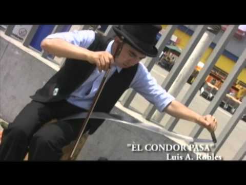 Músico peruano deleita a los peatones tocando el serrucho