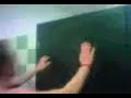 video divertenti: napoletano si spacca la testa al muro