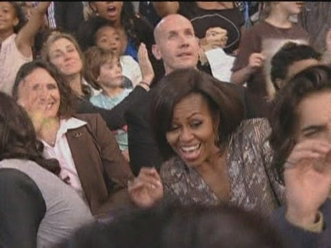 Taylor Swift dances to One Direction at the Kids' Choice Awards in the US Video