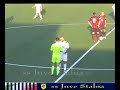09/11/2008 - www.ssjuvestabia.itSito ufficiale della S.S. Juve StabiaUna buona e coriacea Juve Stabia si aggiudica meritamente il derby con i cugini del SorrentoGli uomini di mister Morgia trovano la forza e la determinazione per conquistare una vittoria importante ai fini della classifica e che da morale a tutto lambiente dopo i due deludenti pareggi casalinghi. La Juve Stabia, dopo un inzio abbastanza contratto, va vicina al goal in due occasioni e precisamente al 13 ed al 33 del primo tempo rispettivamente con Geraldi, su colpo di testa, e con Biancolino, su rovesciata in area con palla ribattuta dai difensori locali. Al 38  del primo tempo però il Sorrento passa in vantaggio su calcio di rigore, battutato da Myrtaj, decretato dal signor Doveri di Roma per presunta trattenuta in area di Monticciolo ai danni di un avversario, susseguente a calcio dangolo.Nel secondo tempo la Juve Stabia rientra in campo ancora più determinata e vogliosa di ribaltare il risultato ed al 6 trova il pareggio su calcio di rigore, battuto da Biancolino, concesso dallarbitro per fallo di mano commesso in area di rigore dal centrocampista del Sorrento, Fialdini.Sulle ali dellentusiasmo la squadra stabiese -  guidata in campo da un indomabile Ametrano e da un vivace e grintoso De Rosa, che nel frattempo aveva sostituito Amore  sale in cattedra e fa valere il suo maggior tasso tecnico grazie anche allapporto dellesordiente Grieco.Al 16 Radi su calcio dangolo serve Monticciolo il quale con un imperioso stacco di testa deposita la palla in rete, per il meritato vantaggio ospite. La Juve Stabia, grazie anche alla superiorità numerica determinatasi a seguito delespulsione di Minadeo e di De Martis, controlla le fasi finali del match e si affida a veloci contropiedi come quello imbastito da Grieco che, entrato in area, lascia partire un tiro  a giro  che termina di poco al lato. Dopo cinque minuti di recupero, larbitro sancisce la fine dellincontro. ssjuvestabia.itSorrento (4-4-2): Botticella; Vanin (dal 73' Strambelli), Minadeo, De Martis, Panarelli; La Vista (dal 63' Ripa), Nicodemo, Agnelli, Fialdini; Biancone (dal 57' Lo Monaco), Myrtaj.A disposizione di mister Simonelli: Spadavecchia, Angeli, Giampaolo, Maiorano.Juve Stabia (4-2-3-1): Brunner; D'Ambrosio, Maury, Geraldi, Radi; Ametrano, Monticciolo; Capparella (dal 66' Gritti), Grieco, Amore (dal 46' De Rosa); Biancolino (dal 75' Artistico). A disposizione di mister Morgia: Della Corte, Mineo, Peluso, Morello.Direzione di gara: arbitro, signor Doveri Daniele di Roma 1; primo assistente, signor Palatta Tiziano di Tivoli; secondo assistente, signor Quadrano Davide di Ostia Lido.Ammoniti:  Monticciolo, Brunner, Geraldi e Grieco per la Juve Stabia; Agnelli , Fialdini e Minadeo per il SorrentoEspulsi: Minadeo ( S ) per doppia ammonizione,  De Martis (S) per gioco pericoloso. Reti: 38' Myrtaj (S) su calcio di rigore, 6' st Biancolino (JS) su calcio di rigore, 16' st Monticciolo (JS).Angoli: 4-5 Recupero: 1' primo tempo, 5' secondo tempo