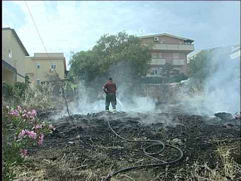 Incendio di sterpaglie al Villaggio Mose' 