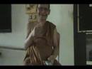 Wir reden mit dem bhuddistischen Moench / bhuddist Monk
