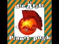 Die Ärzte - beste Band der WeltSo nun auch mit dem Text^^DIE TRAURIGE BALLADE VON SUSI SPAKOWSKI(M/T: Felsenheimer)Susi war für'n Mädchen wirklich nicht schön.Darum haben auch alle immer weggesehen,und jetzt ist es zu spät, jetzt kann man nichts mehr für sie tun,und jetzt ist es zu spät, jetzt kann man nichts mehr für sie tun.Für die Jungs in der Schule war sie der letzte Dreck,bei manchen allerdings auch Mittel zum Zweck.Und für ein bißchen Zärtlichkeit ließ Susi alles zu.Und für ein bißchen Zärtlichkeit ließ Susi alles zu.Ihre Mutter war schon lange tot,und der Vater nur im Suff.Und nachts nahm Papi sich die Susi vor,das war billiger als der Puff,das war billiger als der Puff.Susi suchte Hilfe bei,den Lehrern und der Polizei.Aber niemand hilft Dir, wenn Du der Abschaum bist.Wirklich niemand hilft Dir, wenn Du wie Susi bist.Und immer größer wurde der Schmerz,da faßte Susi sich ein Herz.Und so kam es so wie es gekommen ist.Und so kam es so wie es gekommen ist.Was Susi abends dann mit Vati tat,nennt man gemeinhin Kastration.Zündete ihn und dann die Schule an,und stürzte sich vom Balkon,und stürzte sich vom Balkon.Wer glaubt, daß sie jetzt in Frieden ruht,der kennt die Bibel nicht sehr gut.Denn für Mord da gibt's bei Christen kein Pardon,und in der Hölle wartete der Vati schon.(vom Album 