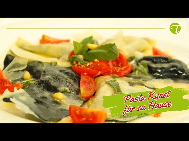 Gelb-schwarze gefüllte Ravioli mit Steinpilzen und Garnelen an Salbeisoße Gelb-schwarze gefüllte Ravioli mit Steinpilzen und Garnelen an Salbeisoße