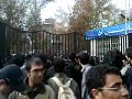 کندن درب بسته شده دانشگاه هنر توسط دانشجویان برای خروج و ادامه دادن تظاهرات