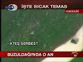Hakkari TSK pkk gercek sicak temas...Asker kamerasından çatışma anıHakkarı Buzuldağı mevkiinde Hakkarı Dağ ve Komando Tugayı 2 Şubat'ta arazide arama tarama yaparken, teröristlerle sıcak temas kurdu. Çatışmada kamera açıktı.10 Mart 2008 02:00Yazı boyutunu büyütmek için            Asker kamerasından çatışma anıJandarma Komando ve Özel Harekat Taburu (Fatih Kışlası) timleri operasyon bölgesine sevk edildi. Takviye olarak Kobra tibi helikopterle terör avına çıktı.'Teslim ol'a bombalı cevapBuzuldağı mevkiinde kayalıklar arasında kıstırılan töreristler teslim ol çağrısına el bombası atıp otomatik silahlarla ateş açarak karşılık vermesi üzerine operasyon başlatıldı.Bölgeye Özel harekat yönlendirildiDağın karşı tepesine konuşlanan Dağ ve Komando Tugayı timleri, hem helikopteri yönlendirip koordinatları telsiz yardımıyla verirken, aynı zamanda Özel Haraket timlerini de yönlendirdi.3 terörist öldürüldüYaklaşık 3 saat süren operasyonda Mehmetçikler 3 teröristi ölü olarak ele geçirdi. Teröristlerle birlikte 3 adet kaleşnikof otomatik tüfek, 8 el bombası ve 18 adet dolu şarjör ve yiyecek maddeleri ele geçti.