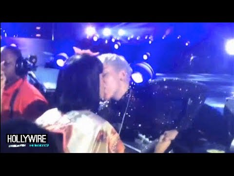 kisses - Miley Cyrus Kisses Katy Perry At Concert! (VIDEO) Subscribe to Hollywire | http://bit.ly/Sub2HotMinute Send Chelsea a Tweet! | http://bit.ly/TweetChelsea Fol...