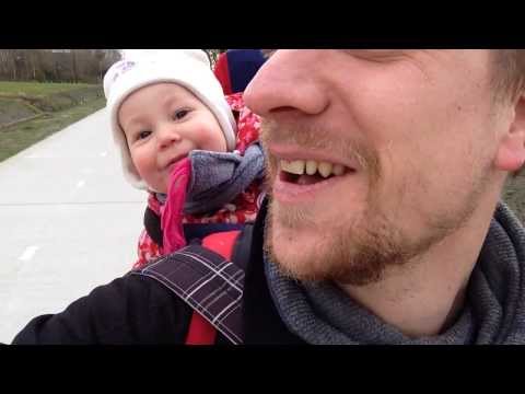 Zamierzał tylko nauczyć swoją córeczkę mówić ‘tata’ – a teraz cały internet pęka ze śmiechu!