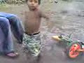 niño bailando bien chibo!!!