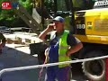 Koparka przewr�ci?a s?up w centrum S?upska