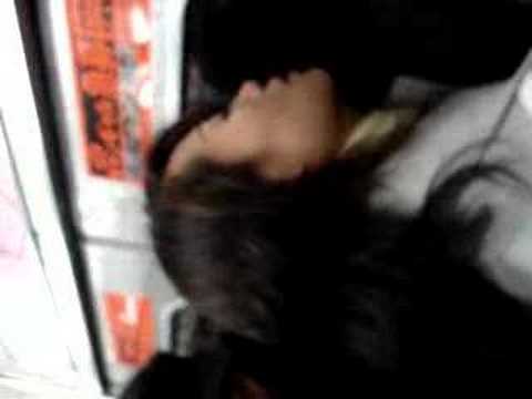 JAPONESA JETONA EN METRO DE TOKIO