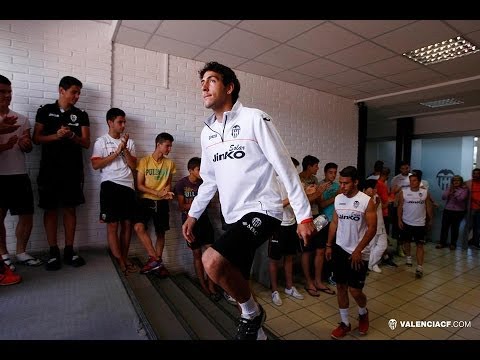 Valencia CF: La Academia GloVal recibe a los jugadores del primer equipo entre aplausos
