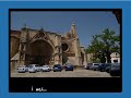 Anunci de l'Ajuntament de Morella per evitar que els cotxes aparcaren davant la plaça de l'Esglesia en cap de setmana. Es compleix amb normalitat.