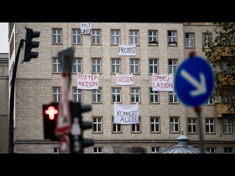 Berliner Karl-Marx-Allee: Kampf gegen den Verkauf hun ...