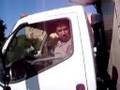 videos de Irascible Hispanic Truck Driver Attacks Bystander