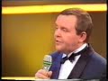 Het is 1987.  Op de vooravond van de oprichting van de eerste Vlaamse commerciële TV-zender VTM (1989) pakt de toenmalige BRT uit met een grootschalige live-show in samenwerking met de Nationale Loterij: 'Pak De Poen -- De Show van Eén Miljoen'.  Manu en René Verreth, twee acteurs uit het jaren voordien immens populaire 'De Collega's', een mooi gemaakte humoristische serie over het reilen en zeilen van een groep ambtenaren op één of ander ministerie, zullen het geheel presenteren.De show wordt een regelrechte ramp: René en Manu Verreth drukken zich uit in een kaduuk soort ambtenarentaal, de studiolichten vallen uit, knoppen die de kandidaten moeten gebruiken om 'af te drukken' doen het niet, afstandsbestuurde wagentjes voor één van de showproeven worden gestoord door draadloze microfoons, de presentatoren worstelen met de spelregels én dus ook met de jury, de in die tijd meer dan beruchte BRT-telefooncentrale toont zich van de meest nukkige kant, en tot overmaat van ramp vergeet René Verreth de naam van Percy...  Percy....    juist, dames en heren!Nadien volgen nog twee afleveringen van de show, maar die worden gepresenteerd door Luc Appermont.  Na drie afleveringen wordt de show afgevoerd.Op de VRT waren tot enkele jaren geleden heel af en toe nog wel eens héél korte fragmenten uit die beruchte show te zien, maar de VRT lijkt het geheel liefst zo vlug mogelijk te willen vergeten.  De originele bandopname van de show zou, althans dat beweren kwatongen, door René en/of Manu ontvreemd zijn uit het archief van de openbare omroep, maar niets is minder waar.  Getuige daarvan de hele uitzending die je nu, 20 jaar na uitzending, hier integraal te zien krijgt.  Zorg dat je niet gestoord kan worden, en go ahead, het is de moeite waard!!