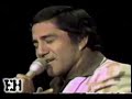A finales de la década del 70 visitó Puerto Rico este extraordinario cantautor Argentino. Voz potente y alegría desbordante. Siempre simpatico y extremadamente talentoso.