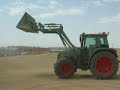 Fendt 411 Farmer Vario cargando un trailer de cebada
