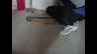 Резка керамогранита плиткорезом.