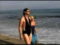 jenny mccarthy paseo junto a su marido por la playa con el traje de ba�o intercambiado.