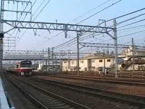 京急2100形2165編成と2100形2133編成通過
