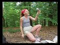 Claire fait la vaisselle