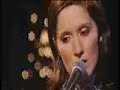 Cate Le Bon ar ar rhanglen Santes Dwynwen Bandit Cate Le Bon ar ar rhanglen Santes Dwynwen Bandit