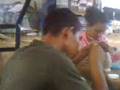 Kache pintando los muñecos del baby shower