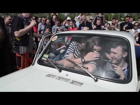 У Запоріжжі встановили рекорд: "Запорожець" вмістив 13 людей У Запоріжжі встановили рекорд: "Запорожець" вмістив 13 людей