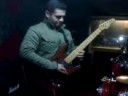 GUIRARRISTA DE POLICE EN ESTUDIOS MCP 2