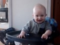 Gummibjörn (7months old baby dancing).