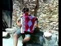 è un beguine.. é una delle canzoni che mi riporta nel passato.. Questa canzone l'ho imparata ad orecchio, da una cassetta registrata dal proff. Pierino Talarico con chitarra e clarinetto