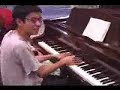 Japinha tocando no piano o tema de mario bros