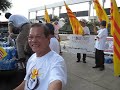 Thành viên Liên Hội Trần Văn Phong đang phân phối nước uống đến đồng bào tham dự biểu tình chống trùm đỏ Nguyển Tấn Dũng