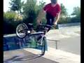 michael fährt kinderfahrrad