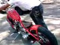 nosso amigo mi no ritual de partida da sua bobber 1940