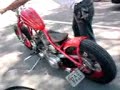 nosso amigo mi no ritual de partida da sua bobber 1940