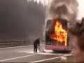 Bus brand auf der autobahn