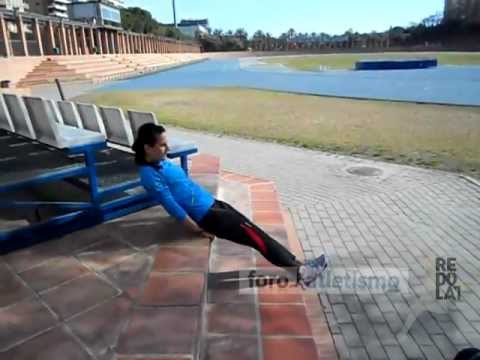 Ejercicios de fuerza: abdominales con elevación de rodillas Ejercicios de fuerza: abdominales con elevación de rodillas