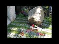 Когда внезапно возникает Ещё неясный голос труб, Слова, как ястребы ночные, Срываются с горячих губ. Мелодия, как дождь случайный, Гремит и бродит меж людьми, Надежды маленький оркестрик Под управлением любви. Надежды маленький оркестрик Под управлением любви. В года разлук, в года смятений, Когда свинцовые дожди Лупили так по нашим спинам, Что снисхождения не жди. И командиры все охрипли, Тогда командовал людьми Надежды маленький оркестрик Под управлением любви. Надежды маленький оркестрик Под управлением любви. Кларнет пробит, труба помята, Фагот, как старый посох стёрт, На барабане швы разлезлись, Но кларнетист красив, как чёрт. Флейтист, как юный князь изящен, И в вечном сговоре с людьми Надежды маленький оркестрик Под управлением любви. Надежды маленький оркестрик Под управлением любви.