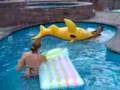 Dans la piscine.