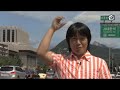 김준기의 공공미술 이야기! 오늘은 세종로에 자리잡고 있는 이순신 장군 동상을 소개합니다. 천하를 호령하듯 위엄한 자태로 복잡한 세종로 네거리에 서있는 이순신 장군 동상, 얼마전에는 콘테이너 장벽에 의해 가려지기도 했으며, 수많은 촛불들 가운데 우뚝 서서 변함없는 모습으로 시민들 곁을 지키기도 했습니다. 요즘 이순신 장군 동상에 대한 여러가지 논란이 일고 있는데요. 왜 세종로에 세종대왕 동상이 아닌 이순신 장군이 존재하게 되었는지에 대한 배경부터 이순신 장군 동상이 서 있는 곳의 위치적 상징성까지 다양한 이야기들이 이슈화되고 있습니다. 1968년에 세원진 이래 동상은 한치의 흔들림 없이 그곳에 서있지만 시대가 변함에 따라 그가 담고 있는 의미 또한 끊임없이 달라지고 있습니다.지금 장군 동상 앞에서는 공사가 한참 진행중입니다. 동상 앞 공원이 조성되면 조금 더 가까이 이순신 장군과 눈을 맞출 수 있는 날이 멀지 않은 것 같습니다. 또한 세종대왕 동상이 세종로로 올 수 있을지에 대한 여론조사도 진행되고 있어 더욱 기대가 됩니다. 온몸으로 세월의 풍파를 겪으며 굳건히 세종로를 지키고 있는 이순신 장군 동상, 그 안에 담겨진 소소하지만 의미있는 이야기들을 들어보세요!